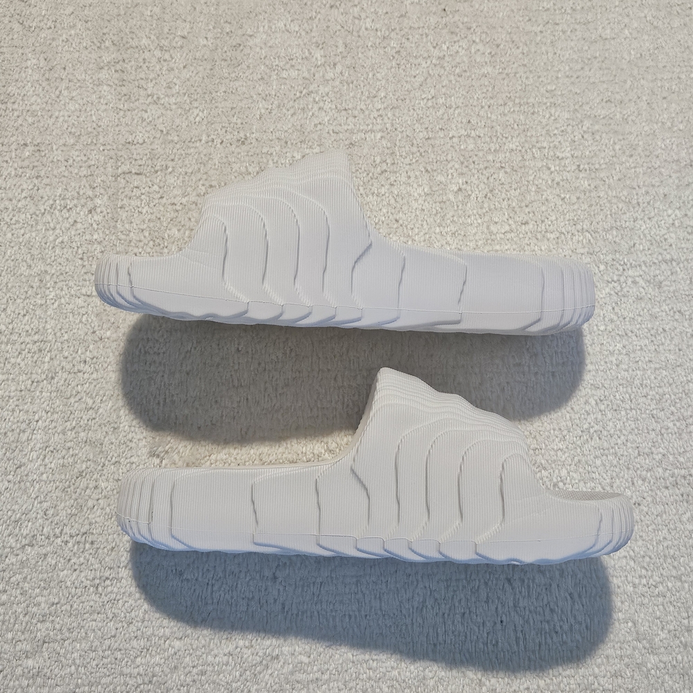 NEW Adidas Adilette 22 Women's Slides Size 8.5 White Minimalist Streetwear Avant - Picture 4 of 9